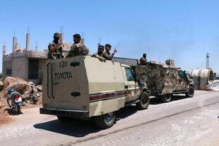 Syrische Soldaten auf leicht gepanzerten Fahrzeugen am Montag im Westen der Provinz Suwaida