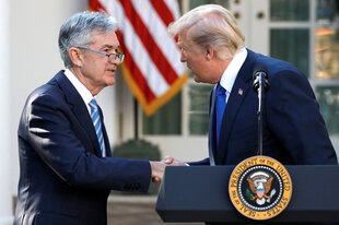 Jerome Powell und Donald Trump reichen sich die Hand