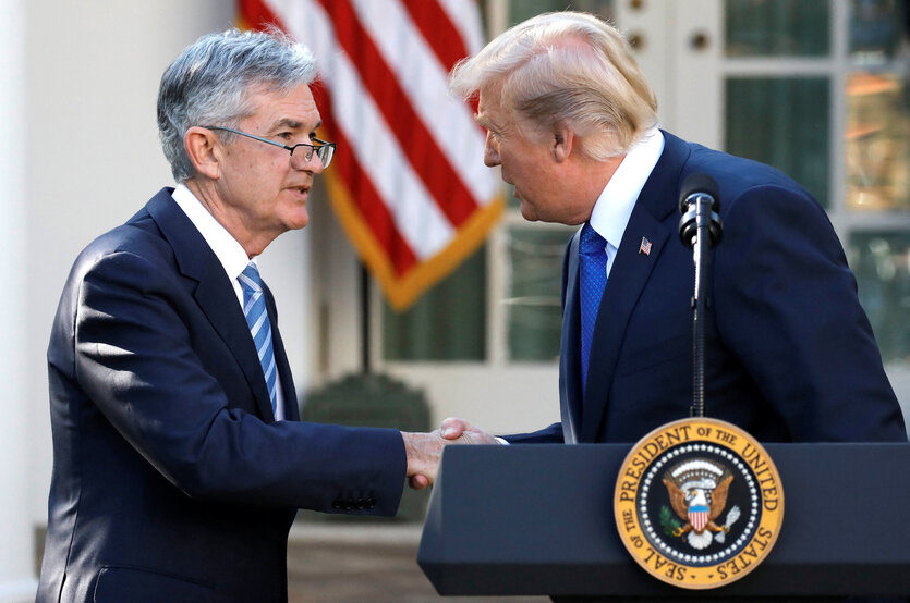 Jerome Powell und Donald Trump reichen sich die Hand