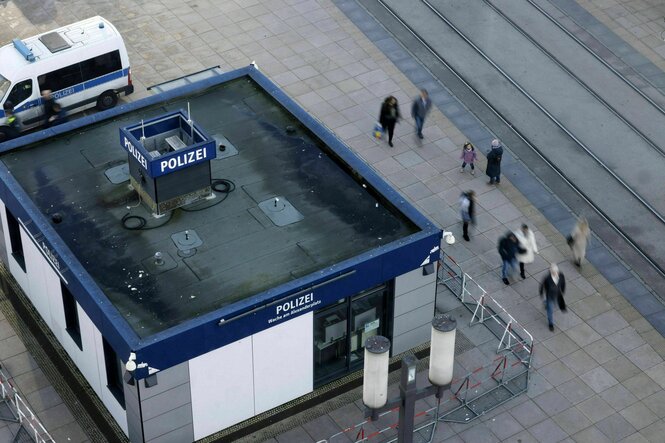 Das Häuschen der Polizeiwache auf dem Berliner Alexanderplatz