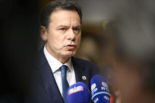 Ein Mann spricht zu Vertretern der Presse