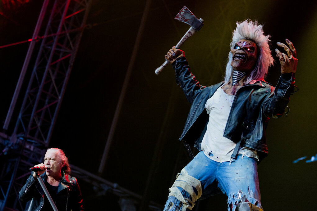 Ein Sänger der Band Iron Maiden (Bruce Dickinson) und eine Horrorfigur, namens Eddie the Head, mit Axt in der Hand, teilen sich eine Bühne