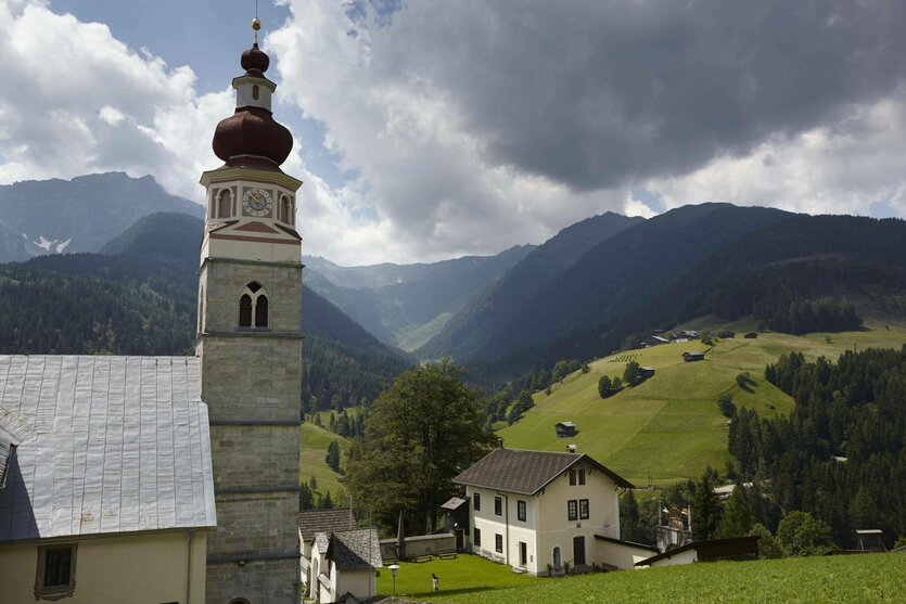 Dunkle Wolken über dem Lesachtal in Österreich