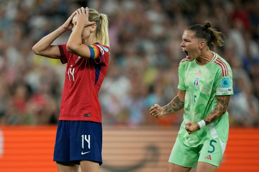 Ada Hegerberg fasst sich enttäuscht an die Stirn, Elena Linari ballt die Fäuste