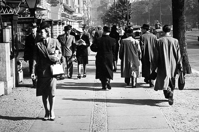 Ein sonniger Herbstnachmittag am Kurfürstendamm, vom Krieg ist (noch) nichts zu bemerken