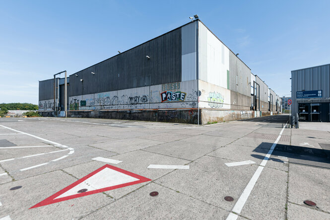 Grsauer Zweckbau unter blauem Himmel: Blick auf das Baakenhöft Gelände im ehemaligen Hamburger Hafengebiet. Hier solle die neue Oper hin