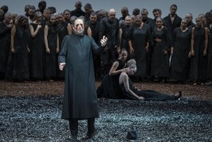 Paul Gay (Œdipe), im Hintergrund: Marina Prudenskaya (Jocaste) auf der Seebühne in Bregenz