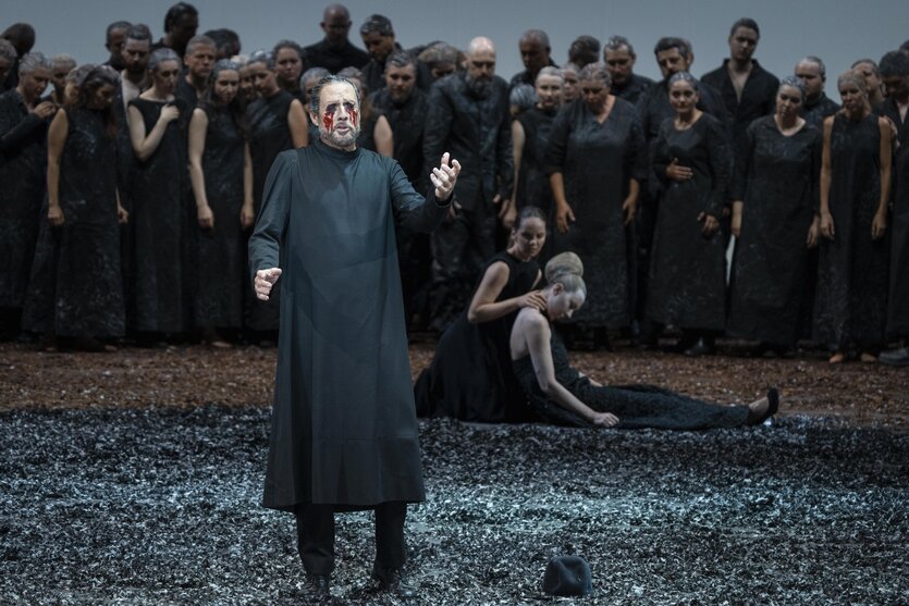 Paul Gay (Œdipe), im Hintergrund: Marina Prudenskaya (Jocaste) auf der Seebühne in Bregenz