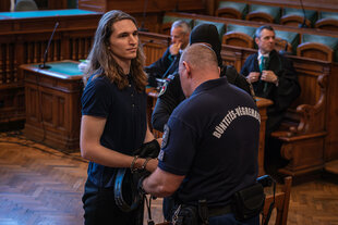 Maja T. in Handschellen vor Gericht.