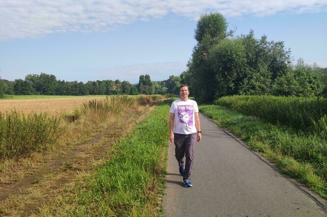 Wolfram Jarosch läuft einen Feldweg entlang.
