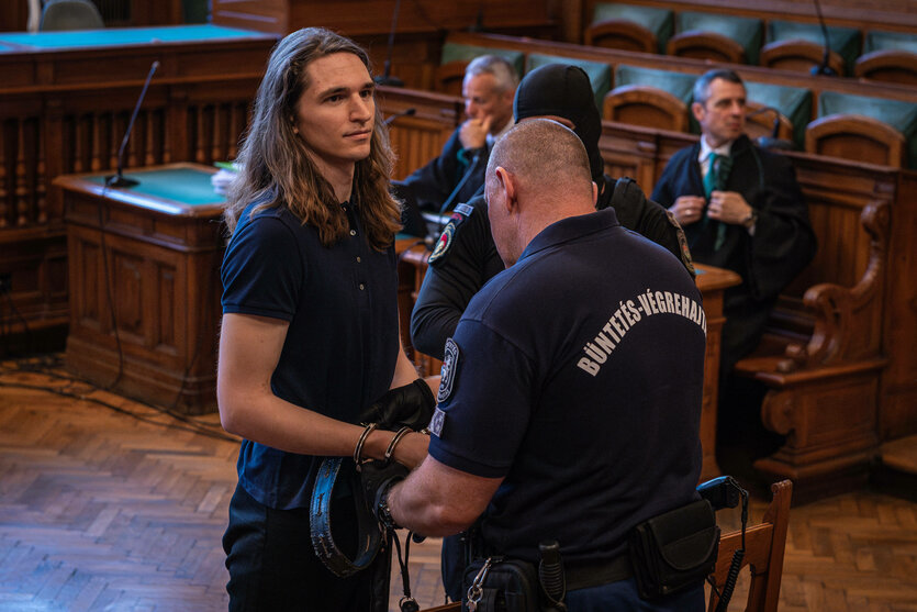 Maja T. in Handschellen vor Gericht.