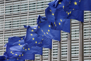 Eu-Flaggen wehen vor dem Gebäude der EU-Kommission