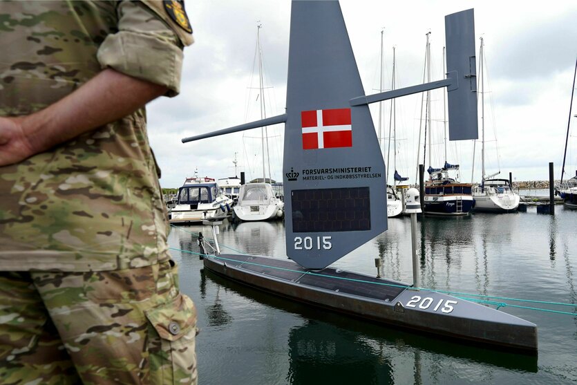 Eine Messdrohne von Saildrone auf dem Meer. Eine dänische Flagge ist darauf abgebildet.