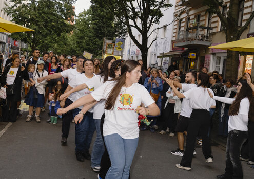 Menschen tanzen in einer Reihe