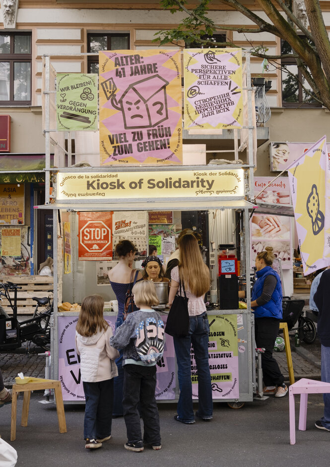 Menschen stehen an einem Straßenkiosk
