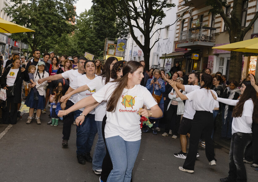 Menschen tanzen in einer Reihe