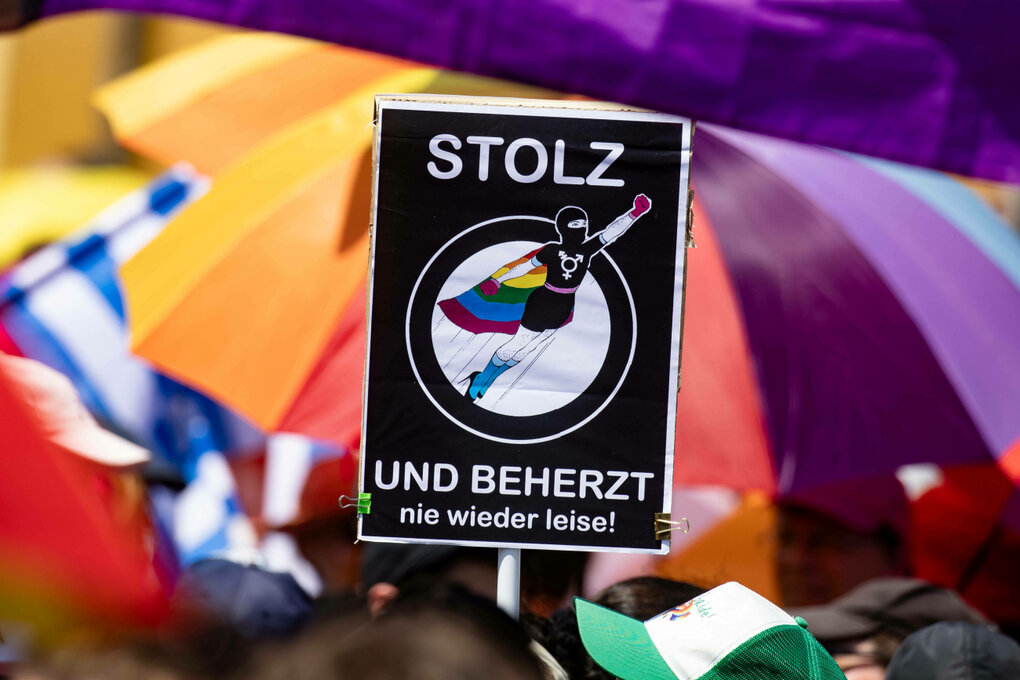 Demonstranten halten ein Schild in die Höhe auf dem steht: STOLZ UND BEHERZT - nie wieder leise