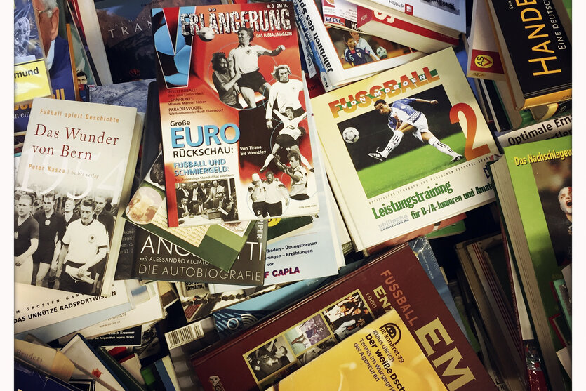 Ein Blick in einer Bücherkiste