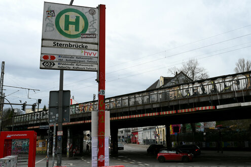 Eine Brücke, davor ein Bushaltestellenschild, auf dem "Sternbrücke" steht