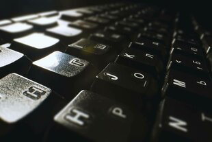 Eine schwarze russische und englische Tastatur