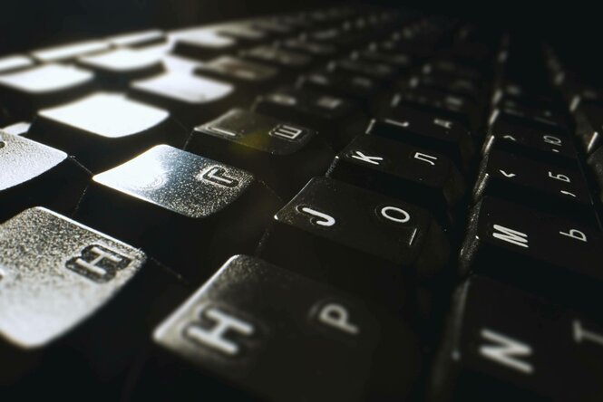 Eine schwarze russische und englische Tastatur