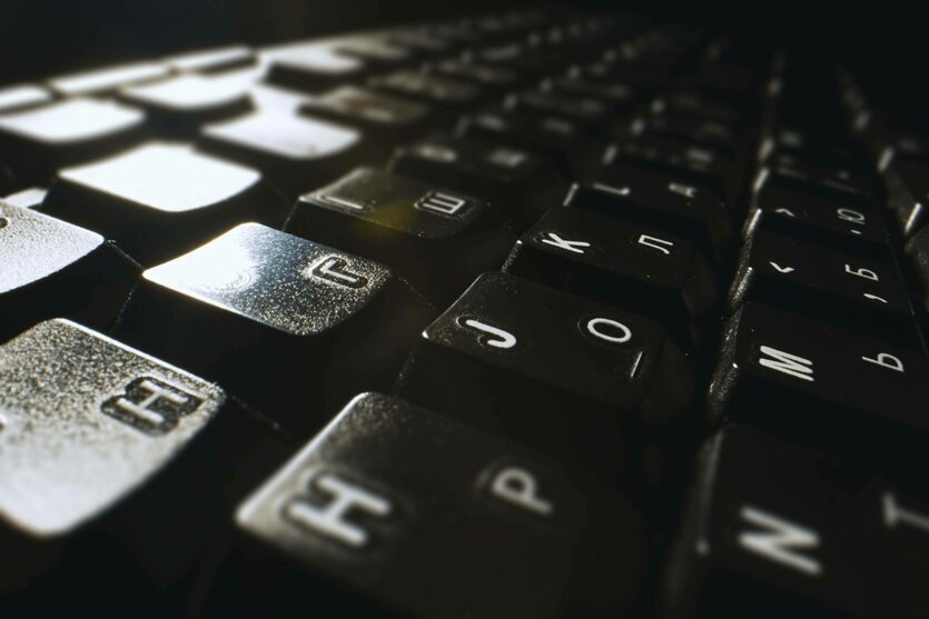 Eine schwarze russische und englische Tastatur