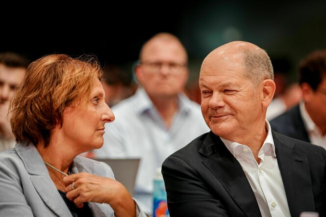 Olaf Scholz und seine Frau Britta gucken sich an.