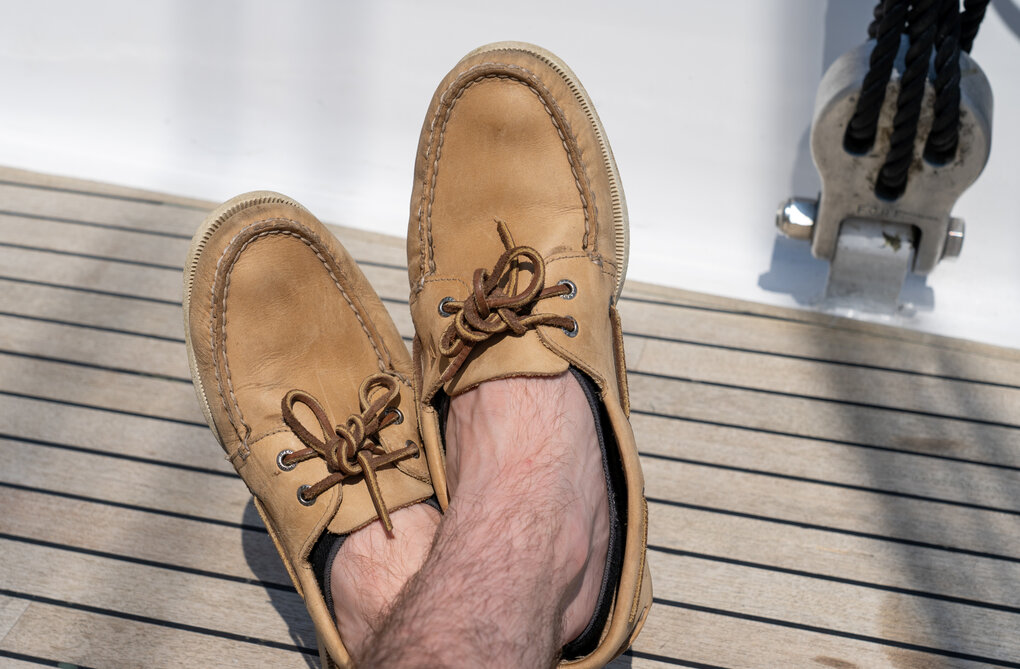 Segelschuhe auf einem Segelboot.