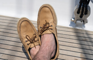 Segelschuhe auf einem Segelboot.