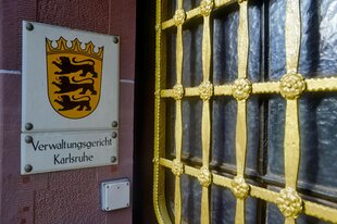 Eingangtür zu einem Gericht.