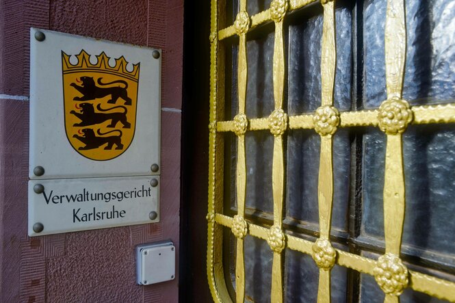Eingangtür zu einem Gericht.