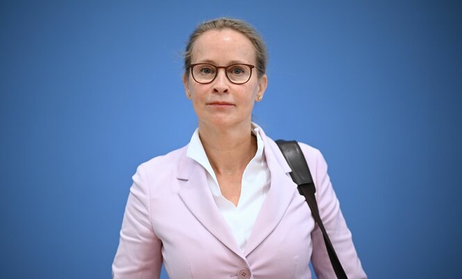 Frauke Brosius-Gersdorf vor der blauen Wand der Bundespressekonferenz