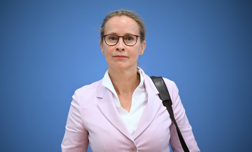 Frauke Brosius-Gersdorf vor der blauen Wand der Bundespressekonferenz