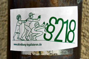 Ein Aufkleber fordert die Abschaffung von §218 und die Legalisierung des Schwangerschaftsabbruchs