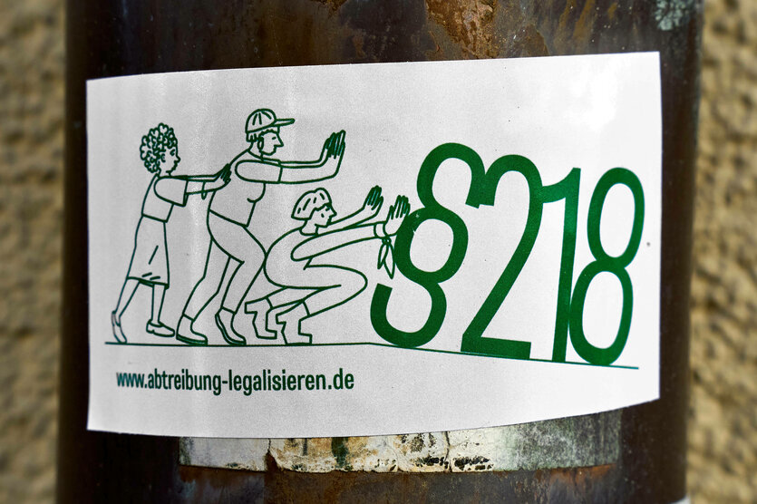 Ein Aufkleber fordert die Abschaffung von §218 und die Legalisierung des Schwangerschaftsabbruchs