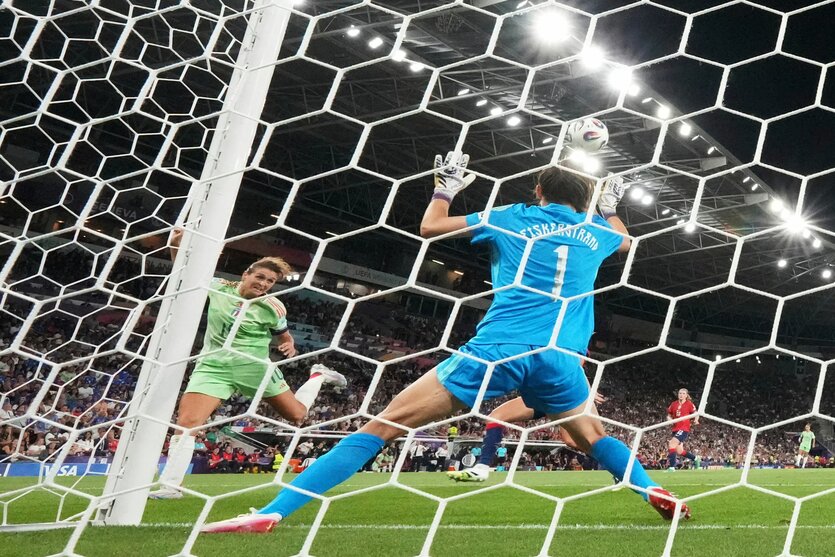 Cristiana Girelli trifft zum 2:1 für Italien
