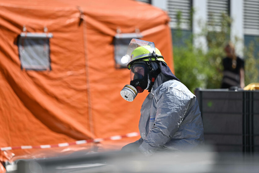 Probe des Katastrophenfalls in Erlangen: Im Rahmen der Katastrophenschutzübung Löwenzahn üben Retter und Einsatzkräfte den Ernstfall mit Komparsen, die Verletzte simulieren.