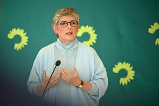Eine Frau steht vor einem Mikrofon
