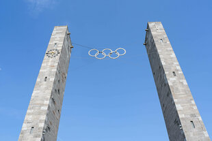 Blick auf die Olympischen Ringe am Olympiastadion in Berlin