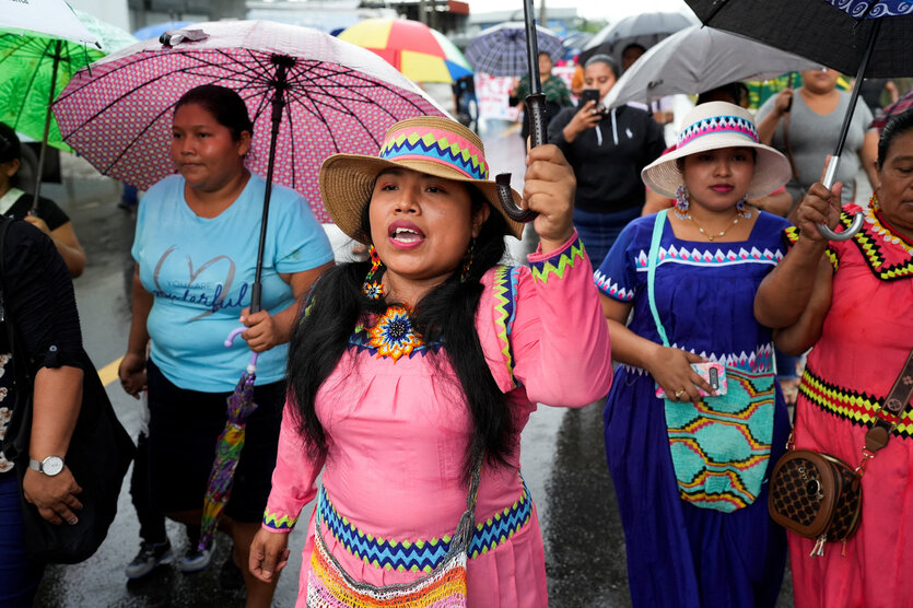 Protestierende Frauen mit bunten Regenschirmen