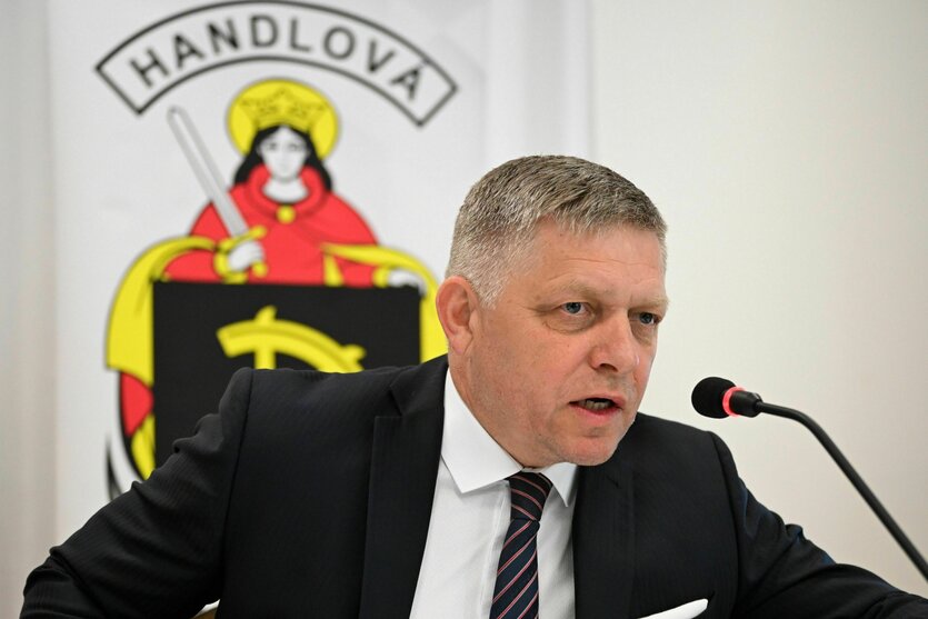 Robert Fico im Anzug an einem Redepult, hinter ihm ein Wappen mit dem Schriftzug Handlová
