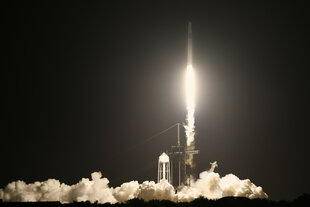Eine Rakete hebt nachts ab