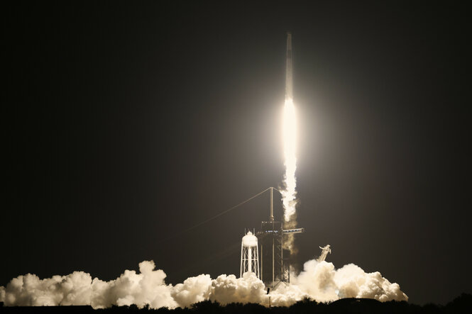 Eine Rakete hebt nachts ab
