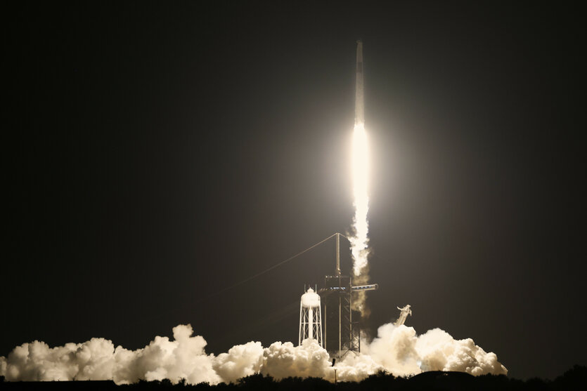 Eine Rakete hebt nachts ab
