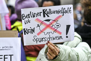 «Berliner Kulturlandschaft ist kein Sparschwein!» steht auf einem Plakat bei der Kundgebung der Gewerkschaft Verdi gegen Kürzungen im Kulturbereich vor dem Abgeordnetenhaus.