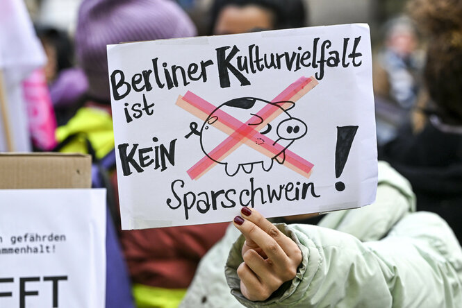 «Berliner Kulturlandschaft ist kein Sparschwein!» steht auf einem Plakat bei der Kundgebung der Gewerkschaft Verdi gegen Kürzungen im Kulturbereich vor dem Abgeordnetenhaus.