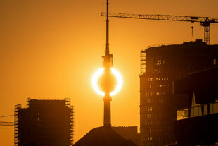 Sonnenuntergang hinter dem Berliner Fernsehtum.