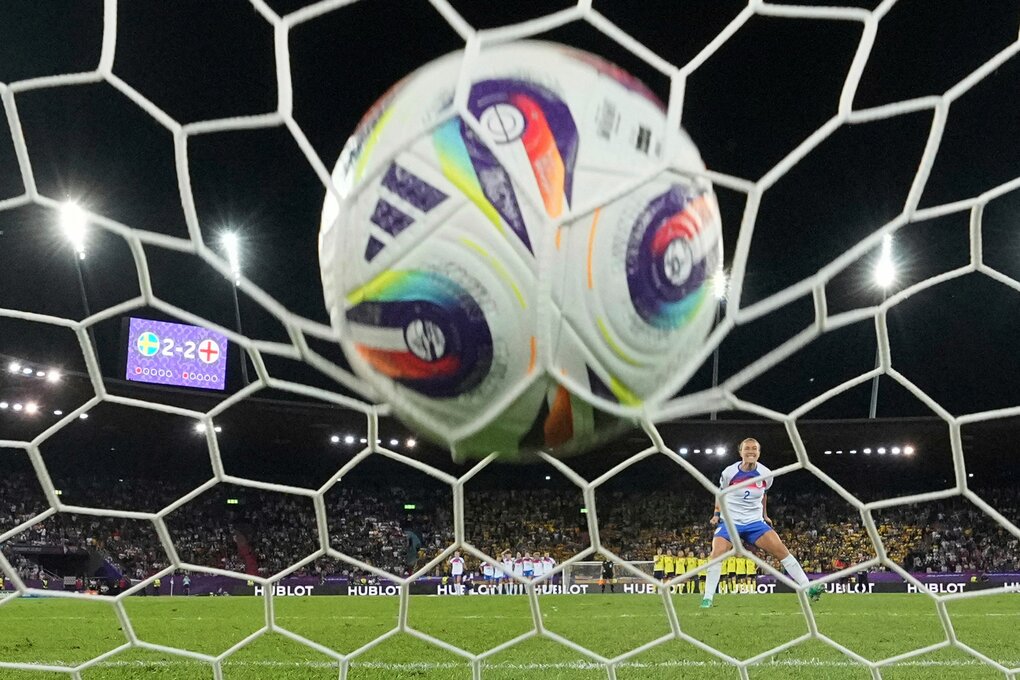 Ein Fußball wird ins Tornetz geschossen.