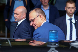 Bundeskanzler Friedrich Merz steigt aus seiner Limousine aus.