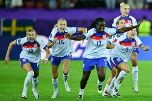 Englische Fußballerinnen rennen gemeinsam los
